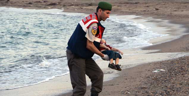 Dieses Foto geht um die Welt: Ein kleiner Junge ist tot. Gestorben im Meer, auf der Flucht aus Syrien. Seine Leiche wird von einem Helfer geborgen. (Foto: pa/ap)