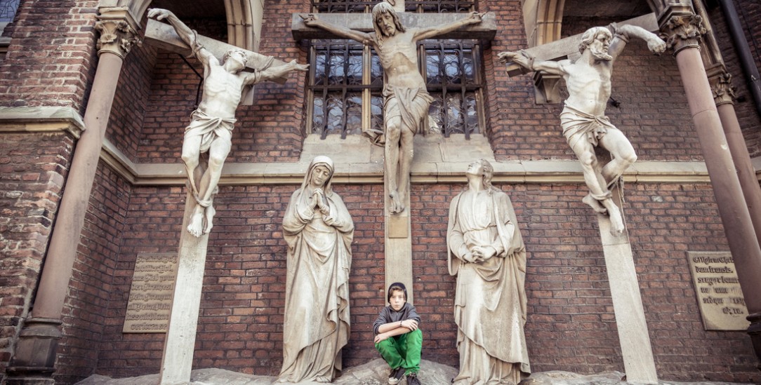 Allein gelassen: Missbrauchsopfer imErzbistum Köln erfahren vorerst nicht, wer im Ordinariat von übergriffigen Geistlichen wusste (Foto: Armin Staudt / photocase.de)