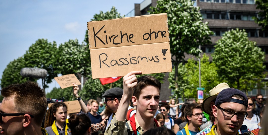 Demonstrant auf dem Katholikentag in Münster: Die katholische Kirche ringt noch um ihre Haltung nach rechts. (Foto: kna/Harald Oppitz)