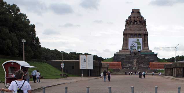 »Öffentliche Plätze nicht in Nazi-Hand«: Aktion am Völkerschlachtdenkmal in Leipzig (Foto: pa/zb/Woitas) 