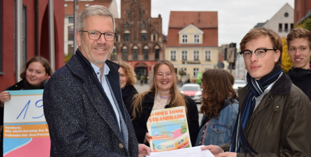 Zwischenziel erreicht: Unterschriftenübergabe an den Greifswalder Oberbürgermeister Stefan Fassbinder (Foto: Anke Lübbert)