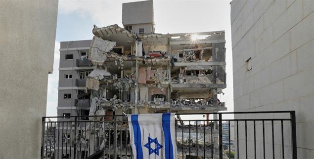 Der Krieg trifft Israel mitten im Land: zerschossener Wohnblock in Tel Aviv .(Foto: PA / AP / Baz Ratner)