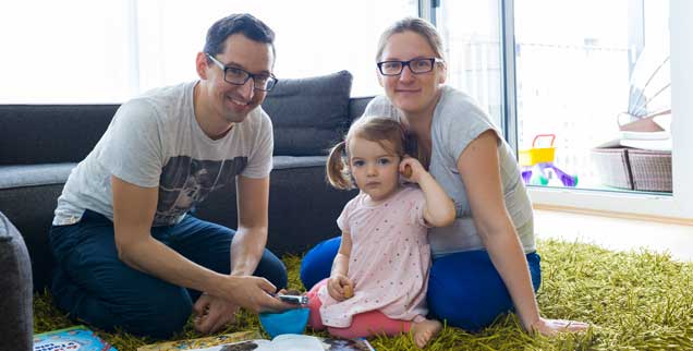 Vertrauen in die Natur: Katarina und Michael Labuda wollen ihre Tochter "artgerecht" aufziehen. (Foto: Kirchgessner)