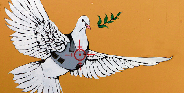 Bedrohte Friedenstaube: Die Welt brennt und so manches Herz schreit nach Waffen (Foto: pa/epa/Hollander modifiziert)