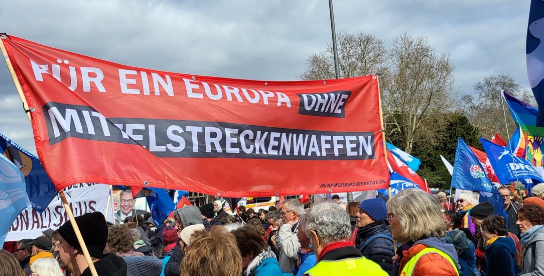 Abrüsten statt Aufrüsten: Das fordern Menschen bei einer Demonstration im Jahr 2025 in München. Sie sehen Mittelstrecken-Raketen in Deutschland und in Europa als Gefahr für den Frieden an (Foto: Friedenskooperative)