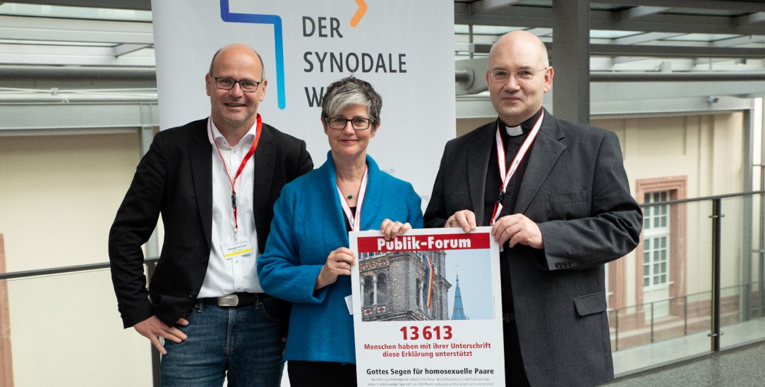 »Überzeugungskraft« der 13 613: Michael Schrom, Birgit Mock und Helmut Dieser bei der Unterschriften-Übergabe (Foto: Yvonne Schwehm)