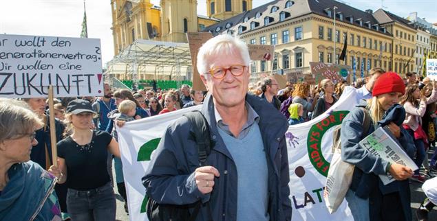 Demonstriert für das Klima: Heinrich Bedford-Strohm im Jahr 2019, damals Ratsvorsitzender der EKD. (Foto: EPD-Bild / Theo Klein)