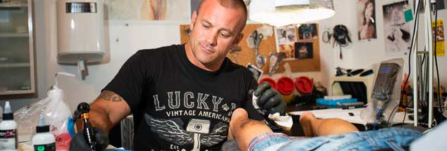 Ivica Andrijic: Der Kriegsveteran hat sich am Hafen von Dubrovnik mit einem Tattoo-Studio ein neues Leben aufgebaut. Doch die Vergangenheit begleitet ihn, er kämpft gegen ihre Schatten (Foto: Marinovic)