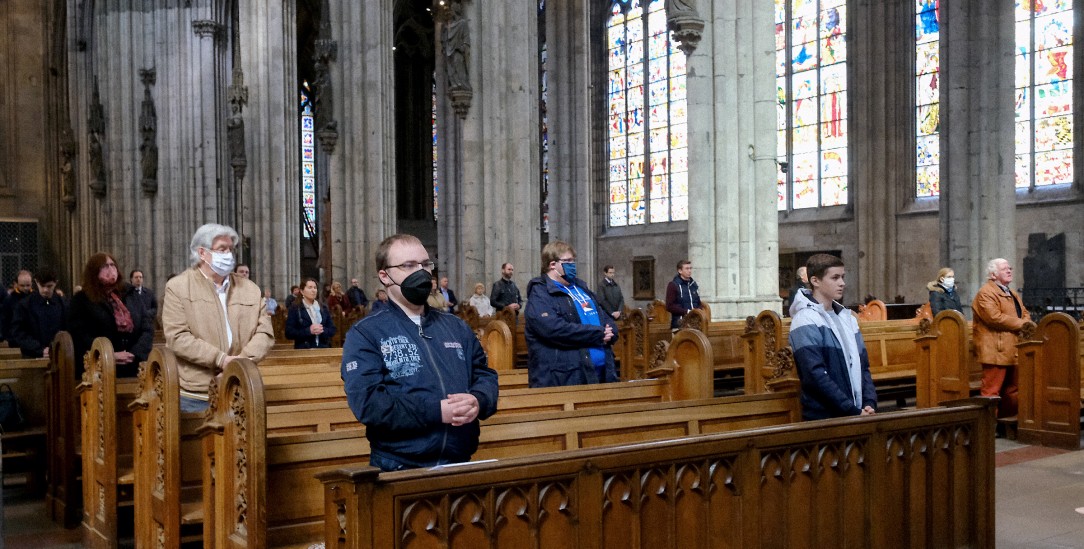 Social distancing im Gottesdienst: Der erste öffentliche Gottesdienst nach dem Lockdown fand am 3. Mai 2020 unter Einhaltung im Kölner Dom statt.. (Foto: KNA)