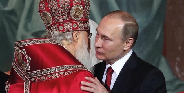 Brüder im Geist: Patriarch Kyrill I. und Russlands Präsident Putin. (Foto: imago/ITAR-TASS/Sergei Savostyanov)
