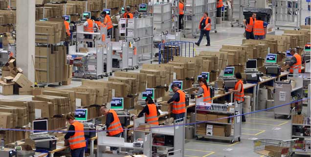 Ausbeutung auf legaler Basis? Die Verpackungs- und Versandhalle des neuen Logistikzentrum des Online-Versandhandels Amazon im schwäbischen Graben (Foto: pa/Hildenbrand)