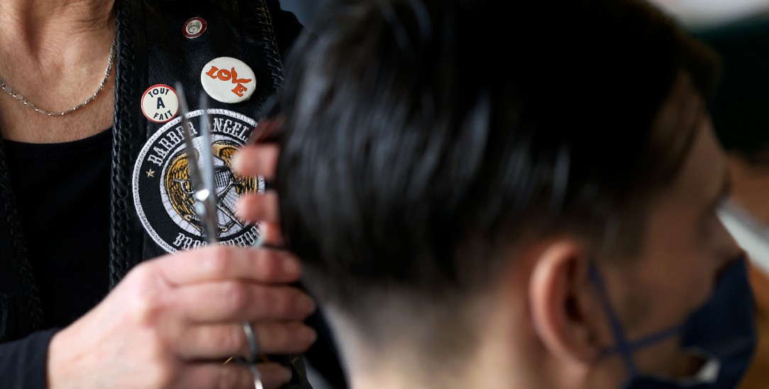 Engel für Obdachlose: Ein Mitglied der Barber Angels schneidet einem Mann die Haare – unentgeltlich. (Foto: PA / ZB/Ronny Hartmann)