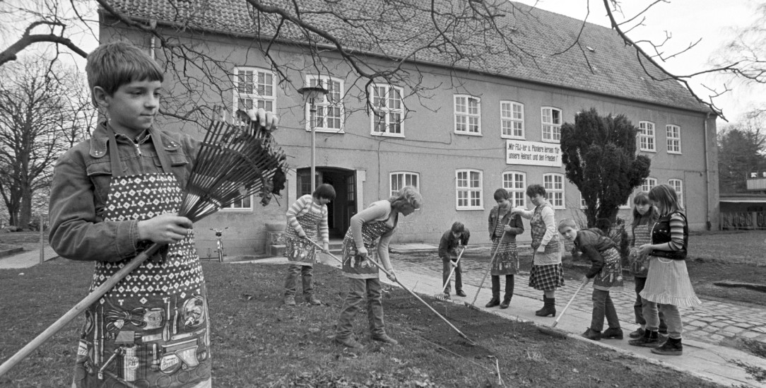 Bu machen: Mädchen und Jungen im Kinderheim »Iwan Jakowlewitsch« in Stralsund säubern die AUßenanlagen vor dem Heim (Foto: pa/zb)
