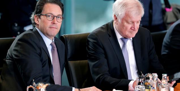 Wie lange sitzen sie noch am Kabinetstisch:Minister Scheuer, und Minister Seehofer (Foto: picture alliance / ASSOCIATED PRESS | Michael Sohn)