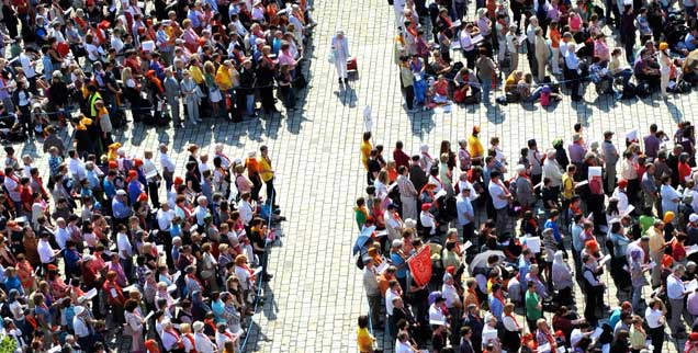 Weg frei für die Würdenträger? Das Kreuz mit den Bischöfen wollen viele Katholikinnen und Katholiken nicht mehr schultern - das hat der Katholikentag in Mannheim gezeigt.  (Foto: kna)