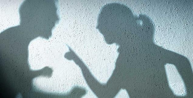 Psychische Gewalt: Schädliche Formen der Kommunikation zerstören das Selbstwertgefühl der Opfer (Foto: istockphoto/RomoloTavani)
