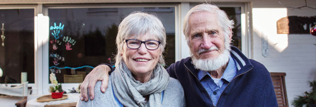 Gegensätzlich und gemeinsam: Christel und Rupert Neudeck vor ihrem Reihenhaus in Troisdorf. (Foto: kna/Wiechert)