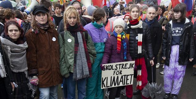 Kinder klagen an (hier mit Greta Thunberg in Belgien) (Foto:pa/Landemard)
