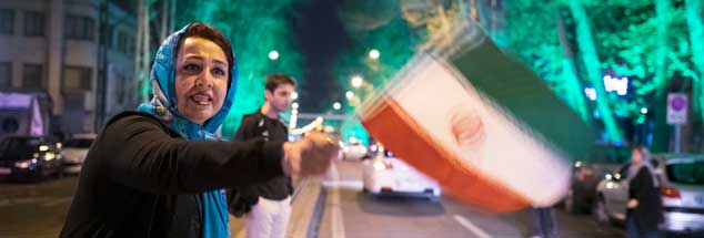 Teheran: Eine Frau schwenkt die iranische Flagge aus Freude über die Atom-Vereinbarung ihres Landes. Die Hoffnung liegt auf Reformen. (Foto: pa/Nikoubazl)


