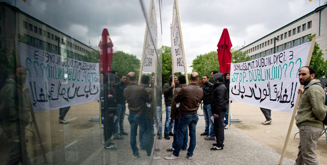 "Schluss mit Dublin drei": Teilnehmer einer Demonstration protestieren in Berlin gegen die Einschränkungen für Asylsuchende in Europa (Foto: pa/dpa/Naupold)