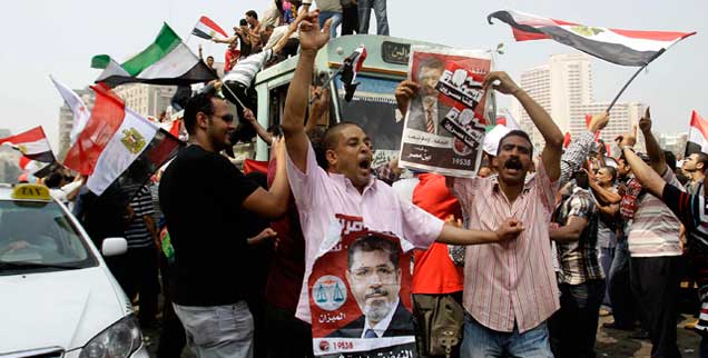 Jubel auf dem Tahrir-Platz, als Mursi im Juni 2012 nach Tagen der Ungewissheit endlich zum Präsidenten ausgerufen wurde: Doch viele Befugnisse hat der neue Mann in Ägypten nicht - dafür hat der Militärrat schon gesorgt. (Foto: pa/abacapress.com/El-Latif)
