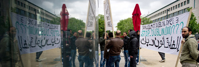 "Schluss mit Dublin drei": Teilnehmer einer Demonstration protestieren in Berlin gegen die Einschränkungen für Asylsuchende in Europa (Foto: pa/dpa/Naupold)