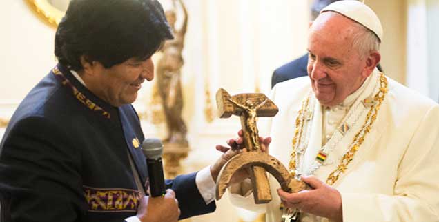 Der bolivianische Präsident Evo Morales überreicht Franziskus ein Kruzifix aus Hammer und Sichel: Dieses Zeichen, gegeben am 9. Juli,  kann nur ein südamerikanischer Papst richtig verstehen. (Foto: kna)