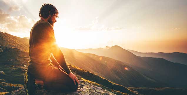 Männer und Religion: Am Beginn der Menschheitsgeschichte eine feste Verbindung mit Machtpotenzial, suchen Männer heute oft erfolglos nach religiösen Vorbildern und einer tragenden Spiritualität. Woran liegt das? (Foto: Everst/istockadobe.com)