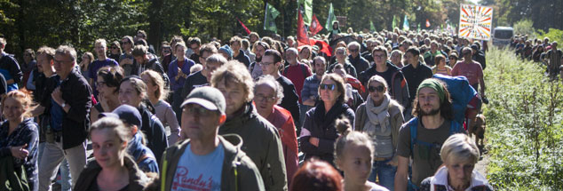 Tausende kamen am vergangenen Wochenende zum jüngsten Waldspaziergang. Der Protest gegen die geplante Rodung des Hambacher Waldes wird immer größer (Foto: pa/Zumapress/ Jannis Grosse)