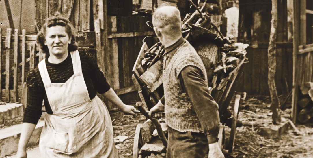  Überleben in der Not: Ein Paar transportiert im Jahr 1949 Brennholz auf einem Karren. (Foto: pa/United Archives/Erich Andres)