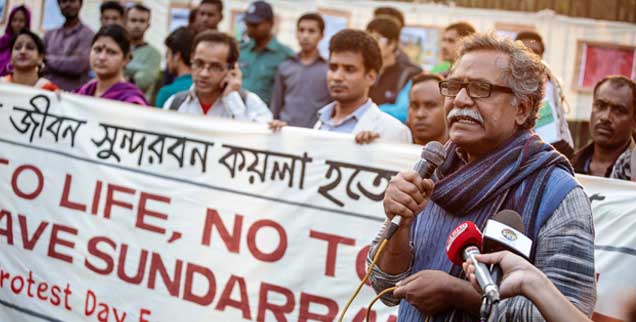 Anu Muhammad (vorn rechts) Anfang des Jahres bei Protesten in Dhaka gegen das Projekt Rampal: Der Wirtschaftsprofessor, Autor und Aktivist will ein Kohlekraftwerk nahe der Mangrovenwälder verhindern. (Foto: Weyand)
