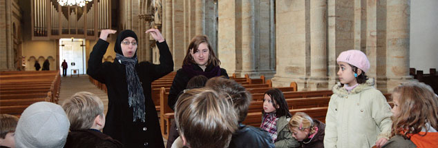 Dua Zeitun und Jessica Löscher mit Kindern im Dom