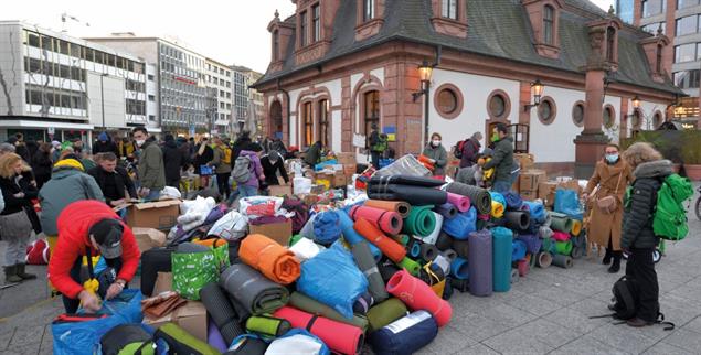 Hilfe für Geflüchtete: An der Hauptwache in Frankfurt/Main geben Bürger Sachspenden für Menschen aus der Ukraine ab (Foto: PA/Presse- und Wirtschaftsdienst/Bernd Kammerer)
