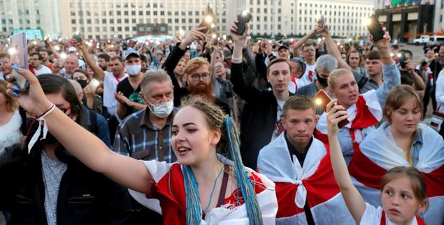 Mit Taschenlampen protestieren Menschen auf dem Unabhängigkeitsplatz in Minsk gegen das gefälschte Ergebnis der Präsidentschaftswahl in Belarus und fordern den Rücktritt von Präsident Alexander Lukaschenko. (Foto: pa/Reuters/Vasily Fedosenko)
