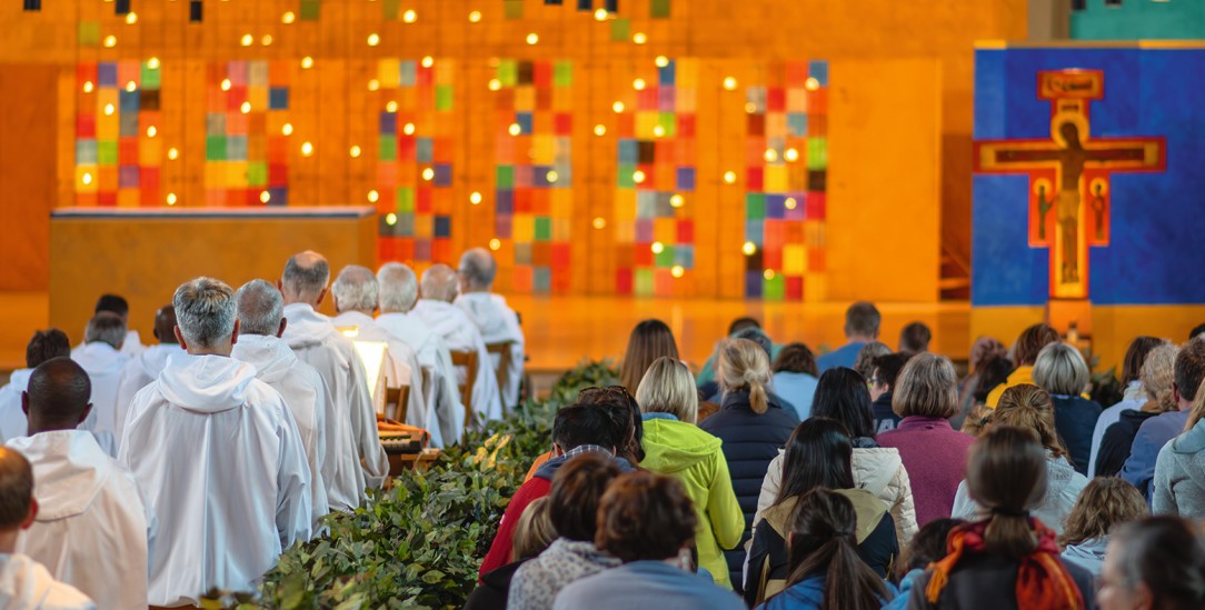 Blick nach vorn: Im Gebet richten sich Besuchende und Taizé-Brüder zum Altar hin aus. (Foto: Taizé/Tamino Petelinšek)