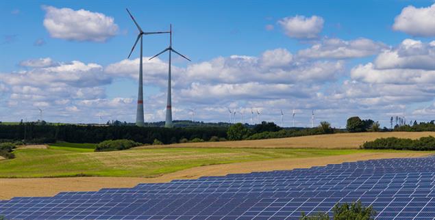 Energie aus Sonne und Wind: Umweltverbände fordern, den Ausbau erneuerbarer Energie zu stärken. (Foto: istock by Getty / adam smigielski)