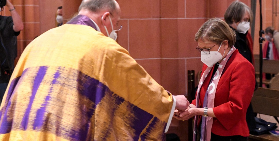 Gemeinschaft am Tisch des Herrn: Bettina Limperg, evangelische Präsidentin des ÖKT, empfängt die Kommunion von Johannes zu Eltz, Stadtdekan von Frankfurt am Main, im Frankfurter Dom (Foto: kna)