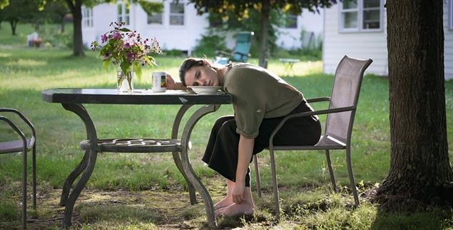 Wer sieht mich? Anders als körperliche Leiden sind psychische Erkrankungen oft unsichtbar (Foto: Varya Rootwood, Groundhog Year, Videostill, 2022)