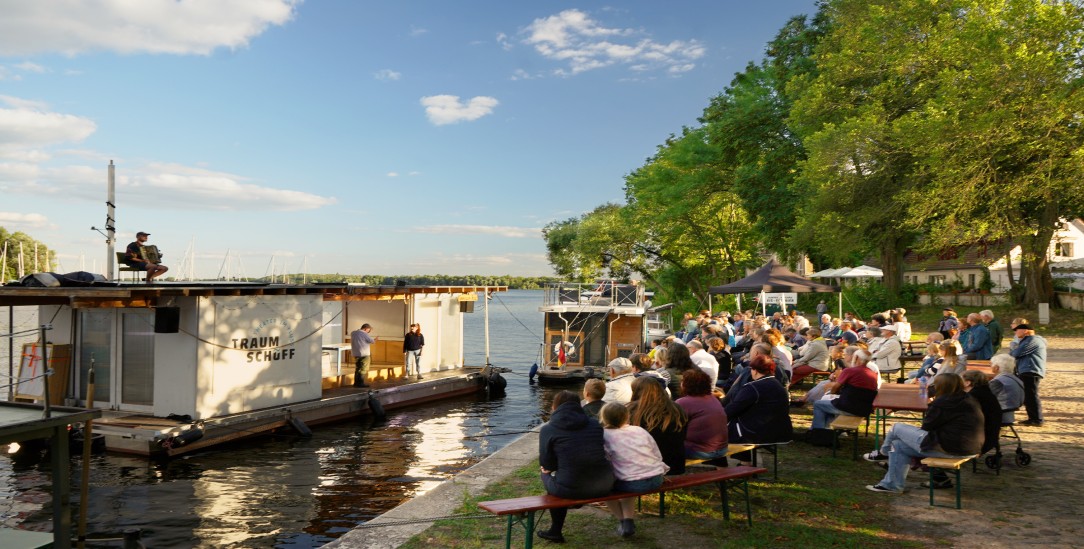 Dieses Jahr spielen sie »Bibergeil«: Vater und Tochter streiten sich über Natur- und Klimaschutz an der Havel. Das »Theaterschüff« ist die Bühne. (Foto: Lea Giesecke)