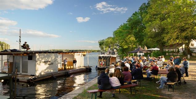 Dieses Jahr spielen sie »Bibergeil«: Vater und Tochter streiten sich über Natur- und Klimaschutz an der Havel. Das »Theaterschüff« ist die Bühne. (Foto: Lea Giesecke)