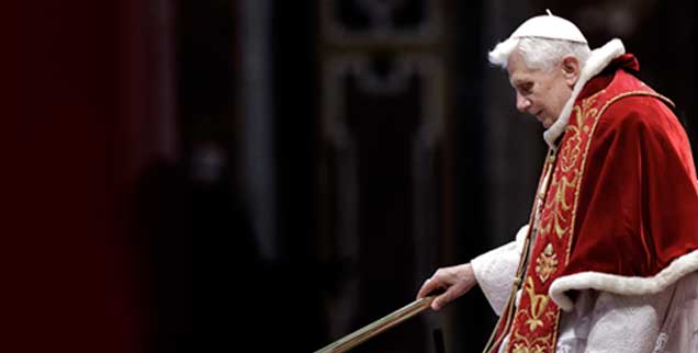 Papst Benedikt, zwei Tage vor der Ankündigung seines Rücktritts: War er sich beim Treffen mit dem Malteserorden im Petersdom am 9. Februar 2013 schon klar, was er am Morgen des 11. Februar öffentlich machen würde? (Foto: pa/Giagnori) 
