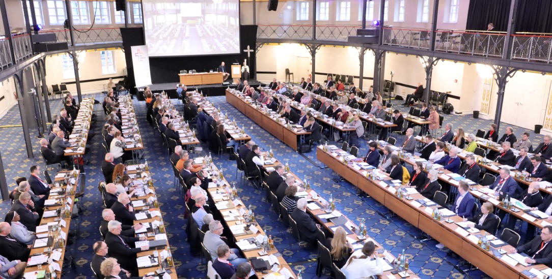 In der Alten Stuttgarter Reithalle: die Vollversammlung des Synodalen Wegs. (Foto: Synodaler Weg / Marko Orlovic)