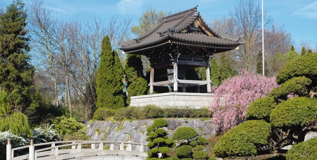 Die Ruhe in der Ordnung: Brücke, Bächlein, Blüten, Glockenturm (Foto: imago images / Zoonar / Bernhard Kuh)