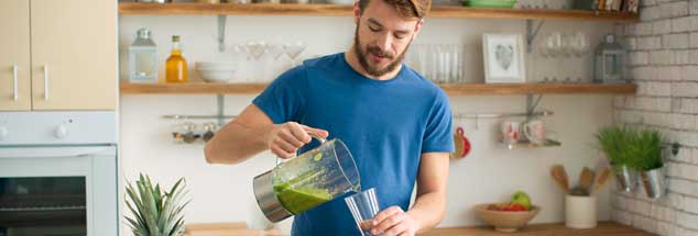 Gesundheit aus dem Mixer: Smoothies aus püriertem Obst und Gemüse werden immer beliebter. Sie enthalten Vitamine und Mineralstoffe. (Foto: istockphoto/svetikd)