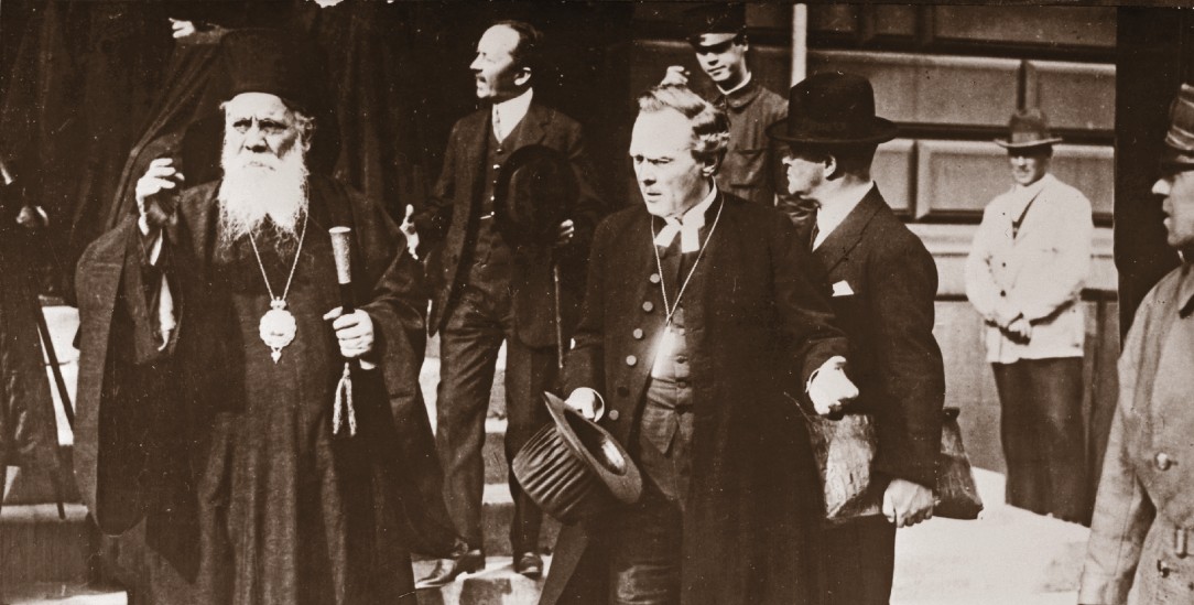 West-östlicher Austausch 1925, noch ohne Katholiken: HIer der lutherische Bischof Söderblom und der griechisch-orthodoxe Patriarch Photios von Alexandria. (Foto: Ökumenischer Rat der Kirchen – Quelle: ÖRK-Archiv D8412)