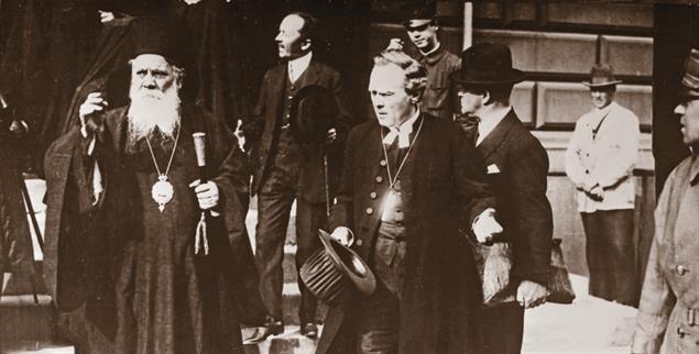 West-östlicher Austausch 1925, noch ohne Katholiken: HIer der lutherische Bischof Söderblom und der griechisch-orthodoxe Patriarch Photios von Alexandria. (Foto: Ökumenischer Rat der Kirchen – Quelle: ÖRK-Archiv D8412)