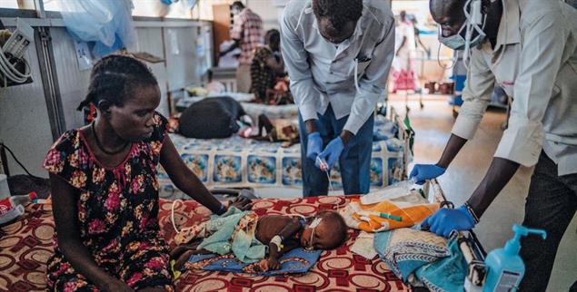 Unterernährt und krank: Im Flüchtlingslager Bentiu POC im Südsudan erhalten der kleine Chuang und seine Mutter Hilfe (Foto: MSF / Sean Sutton)