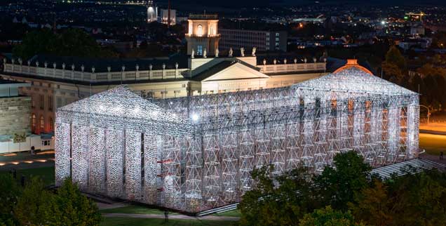 Blick auf das beleuchtete documenta-Kunstwerk »The Parthenon of Books« der argentinischen Künstlerin Marta Minujin, die Wände sind mit Tausenden von Büchern versehen, die irgendwo auf der Welt verboten waren oder sind (Foto: pa/Zucchi)