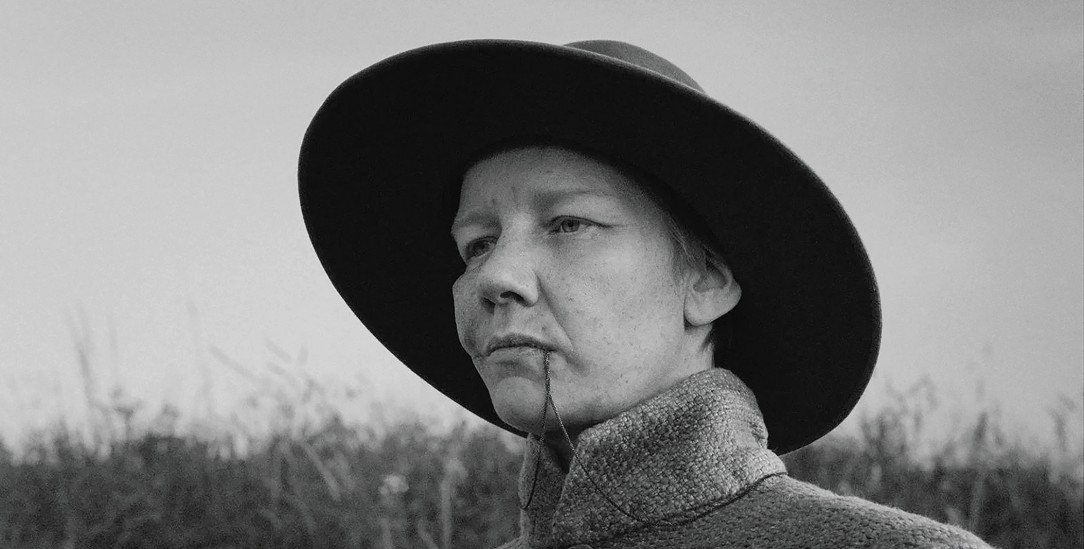 Unter Roses herrischem Auftreten liegt die Angst, entdeckt zu werden: Sandra Hüller brilliert als Frau, die im 17. Jahrhundert als Mann lebt.(Foto: © 2026 Schubert, ROW Pictures, Walker+Worm Film, Gerald Kerklet via Filmstarts.de)