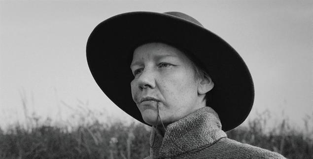 Unter Roses herrischem Auftreten liegt die Angst, entdeckt zu werden: Sandra Hüller brilliert als Frau, die im 17. Jahrhundert als Mann lebt.(Foto: © 2026 Schubert, ROW Pictures, Walker+Worm Film, Gerald Kerklet via Filmstarts.de)